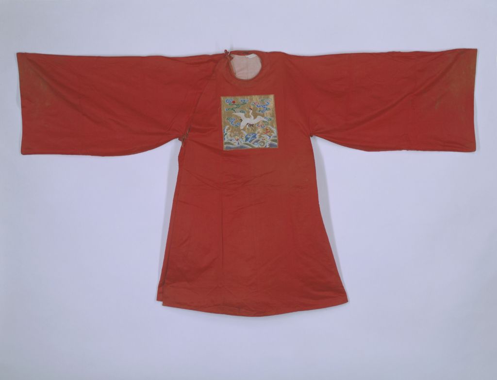 图片[1]-Red satin embroidered plain gold square patchwork official clothes with cloud and crane patterns-China Archive